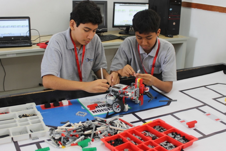 Escolares Peruanos en mundial de robótica en Tailandia